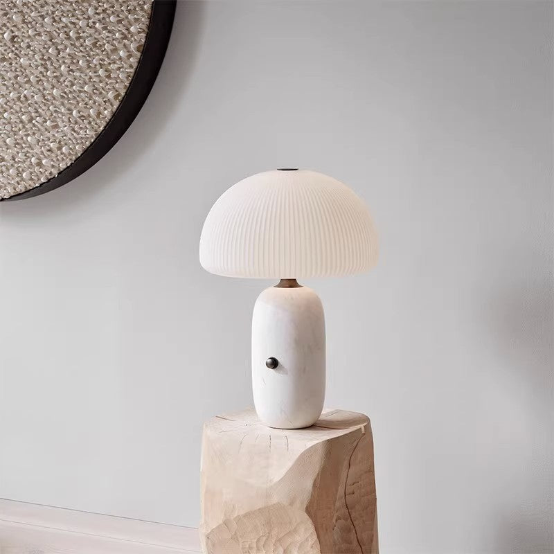 Moderne Skulptierte Tischlampe mit Faltenschirm