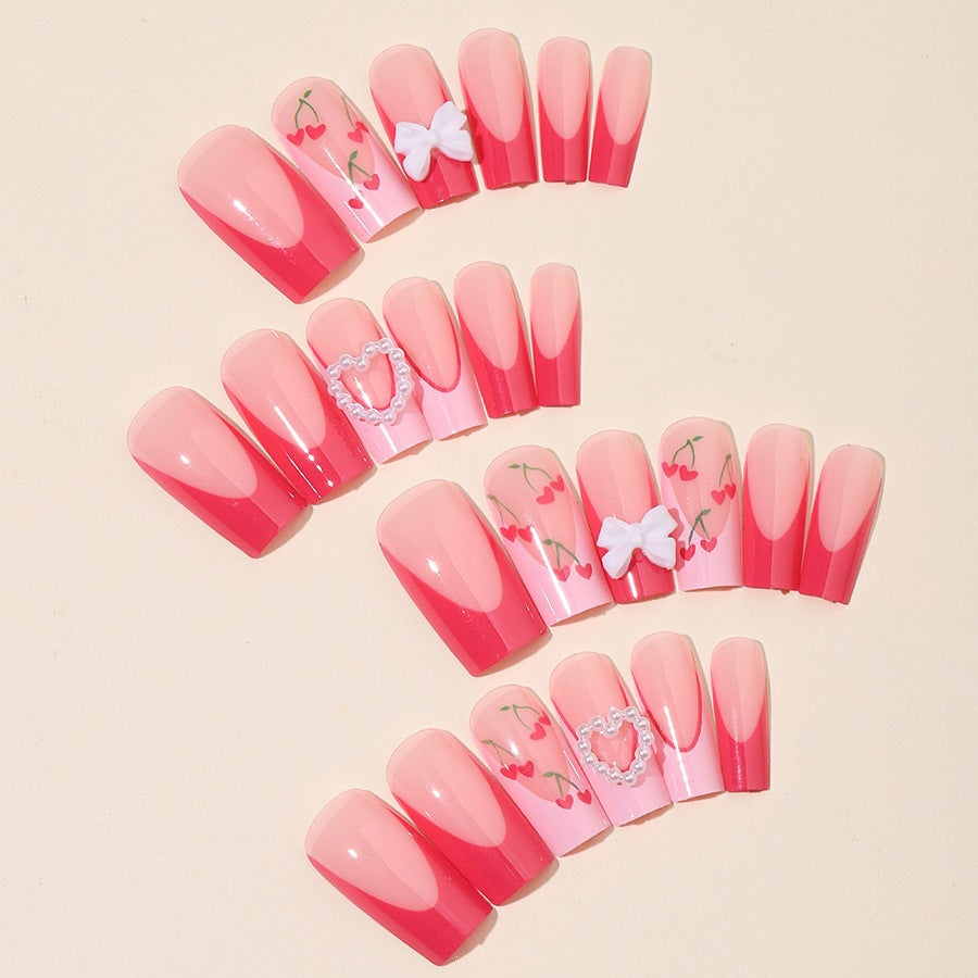 Kunstnagelset mit romantischen Kirschmotiven und eleganten Akzenten Karnz
