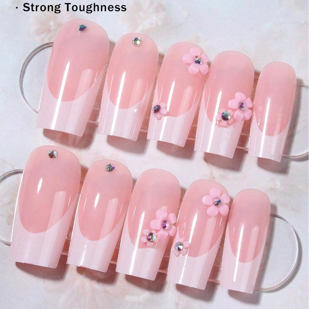 Kunstnagelset mit eleganten 3D-Blüten und glamourösen Strassakzenten Karnz