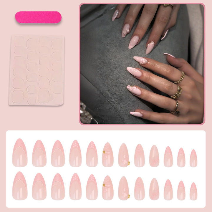 Kunstnagelset mit zarten Blütenverzierungen und elegantem Glanz Karnz