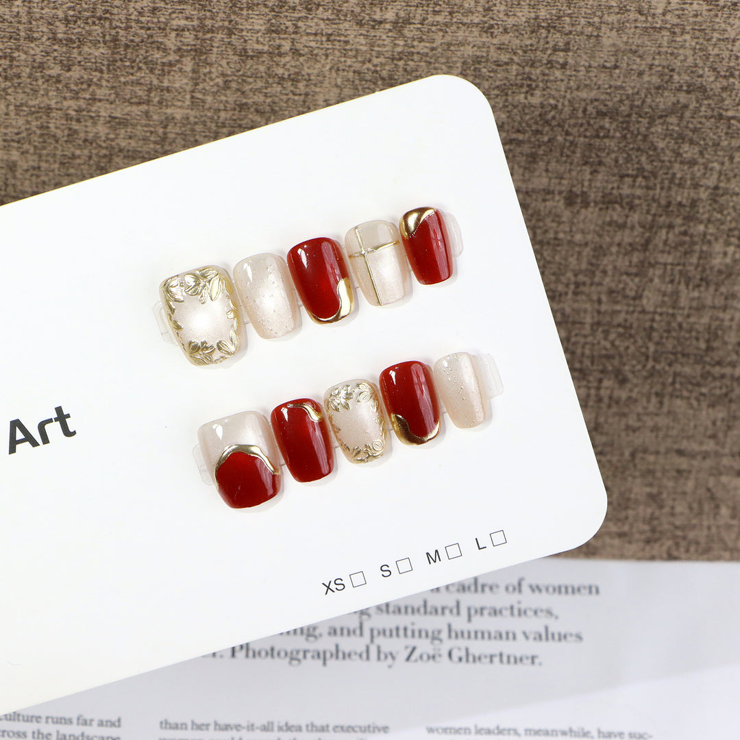 Dekorative Press-On Nagelkunst-Set mit goldenen Akzenten Karnz