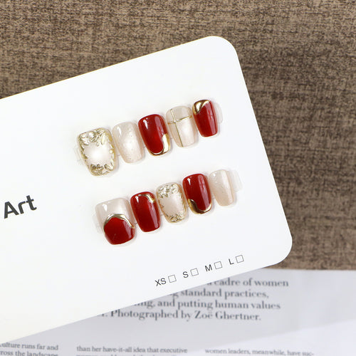 Dekorative Press-On Nagelkunst-Set mit goldenen Akzenten Karnz