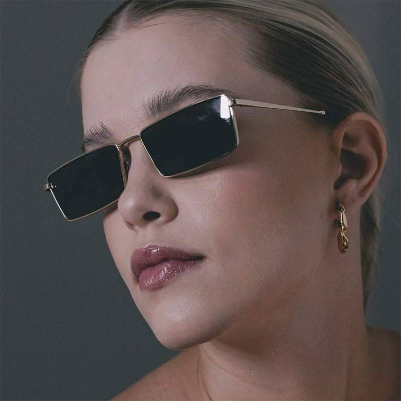 Damen quadratische Sonnenbrille mit metallischem Rahmen und komfortablem Nasenpolster Karnz