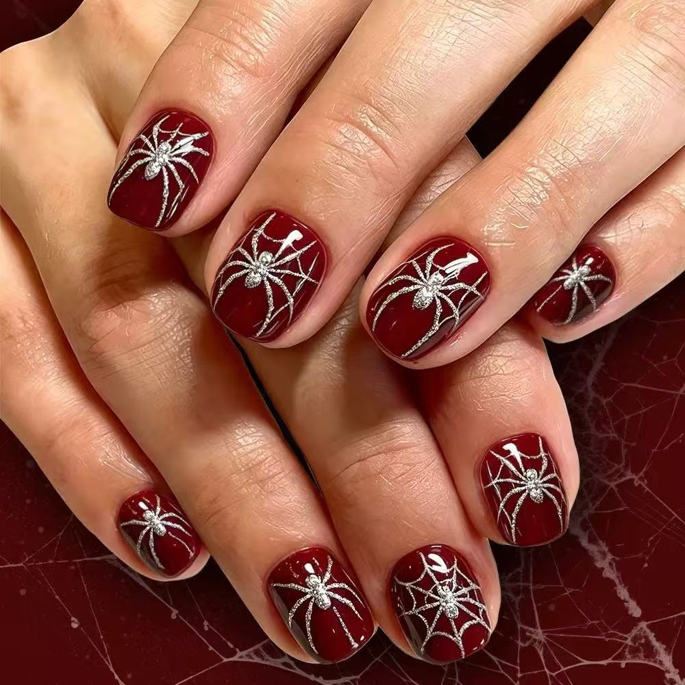 Kunstnagelset mit schaurigen Spinnen- und Glitzerakzenten Karnz