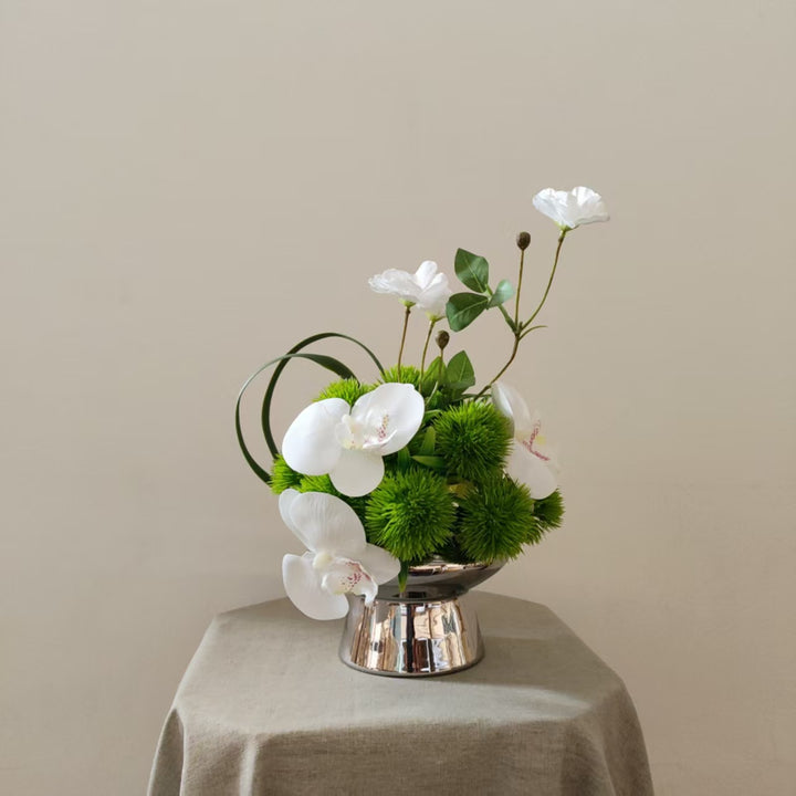 Lebensechte Orchideen- und Grünpflanzen-Arrangement