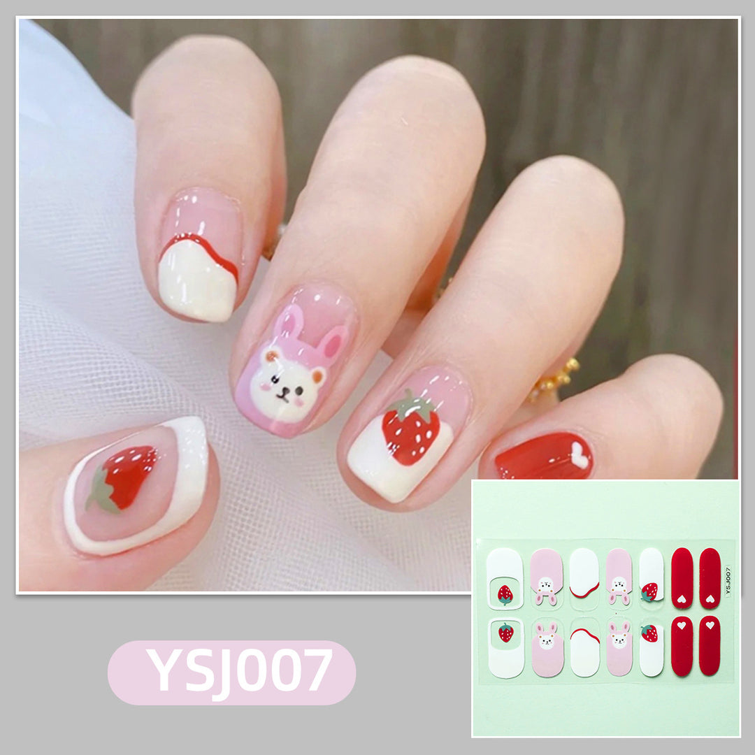Kunstvolle Nagelverzierung mit Glitzerdetails Karnz