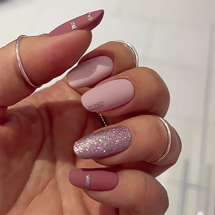 Elegante Nagelkunst mit Glitzer- und Matt-Effekten Karnz