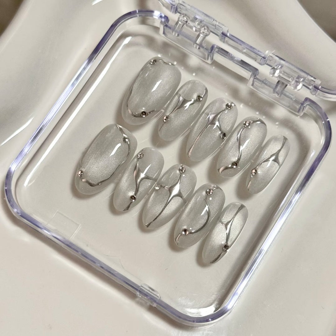 Elegantes Press-On-Nagelkunst-Set mit Metallakzenten