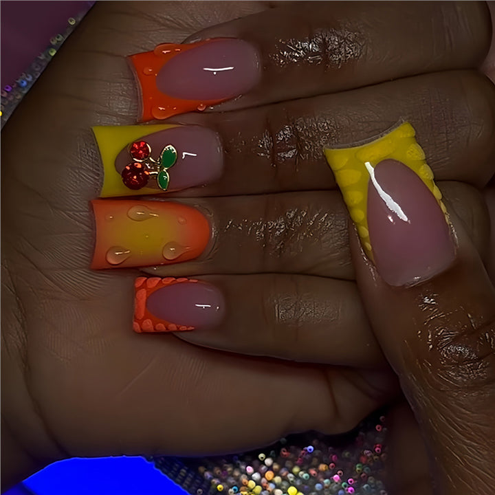 Kreatives Gel Press-On Nail Set mit Fruchtakzenten Karnz