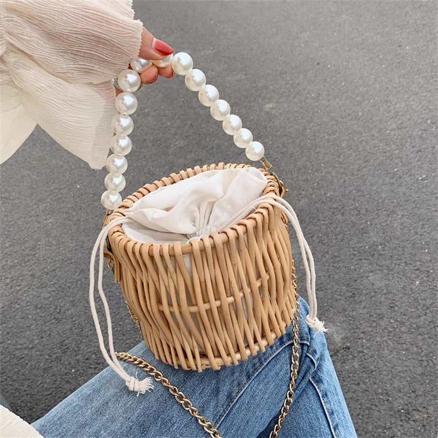 Damen Handtasche mit elegantem Perlengriff und geflochtenem Design Karnz