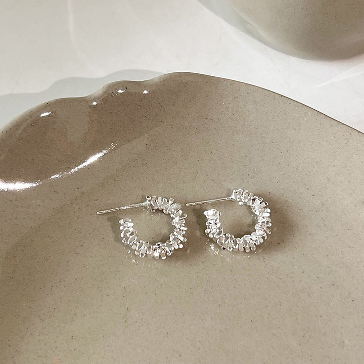 Glitzernde Creolen mit Funkelnden Details Karnz