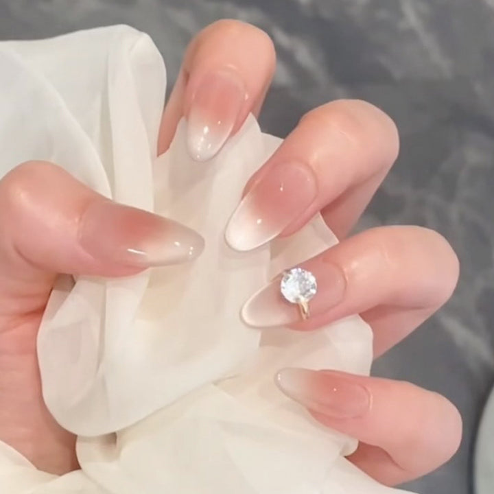 Elegantes Press-On-Nageldesign mit Strassakzenten Karnz