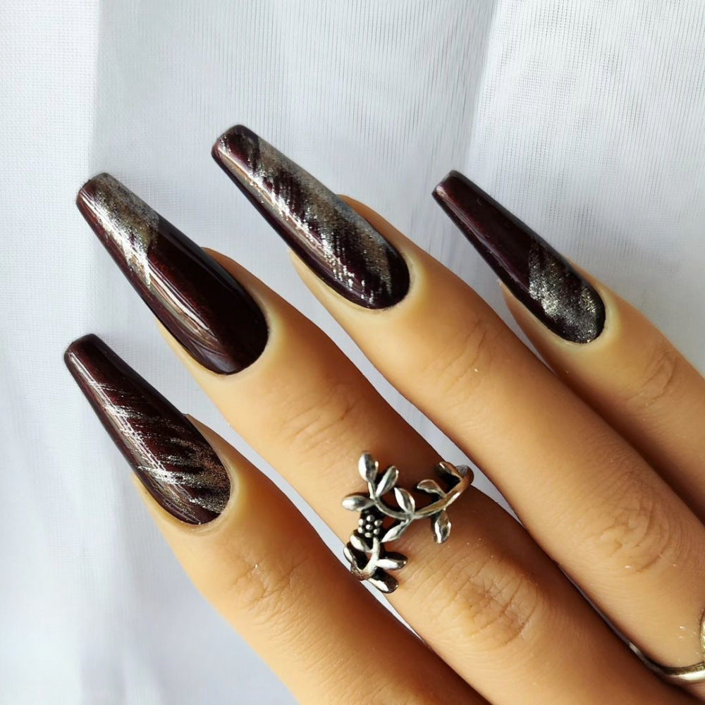 Kunstnägel mit glamourösem Silberdesign Karnz