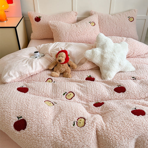 Plüsch-Steppbett-Garnitur mit Kaninchen-Stickerei und Sherpa-Oberfläche