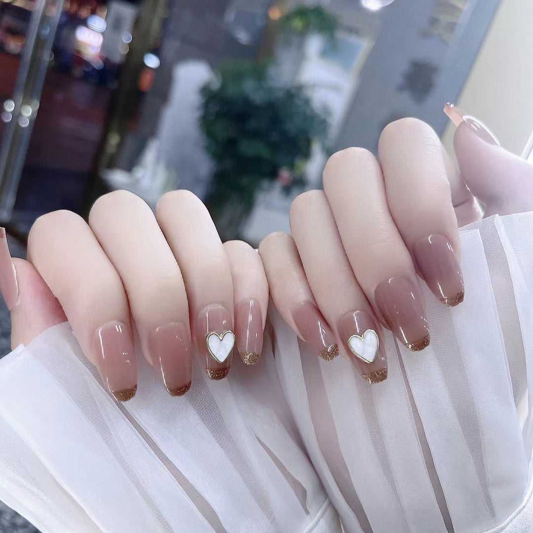 Dekoratives Press-On Nail Set mit Herzdesign Karnz