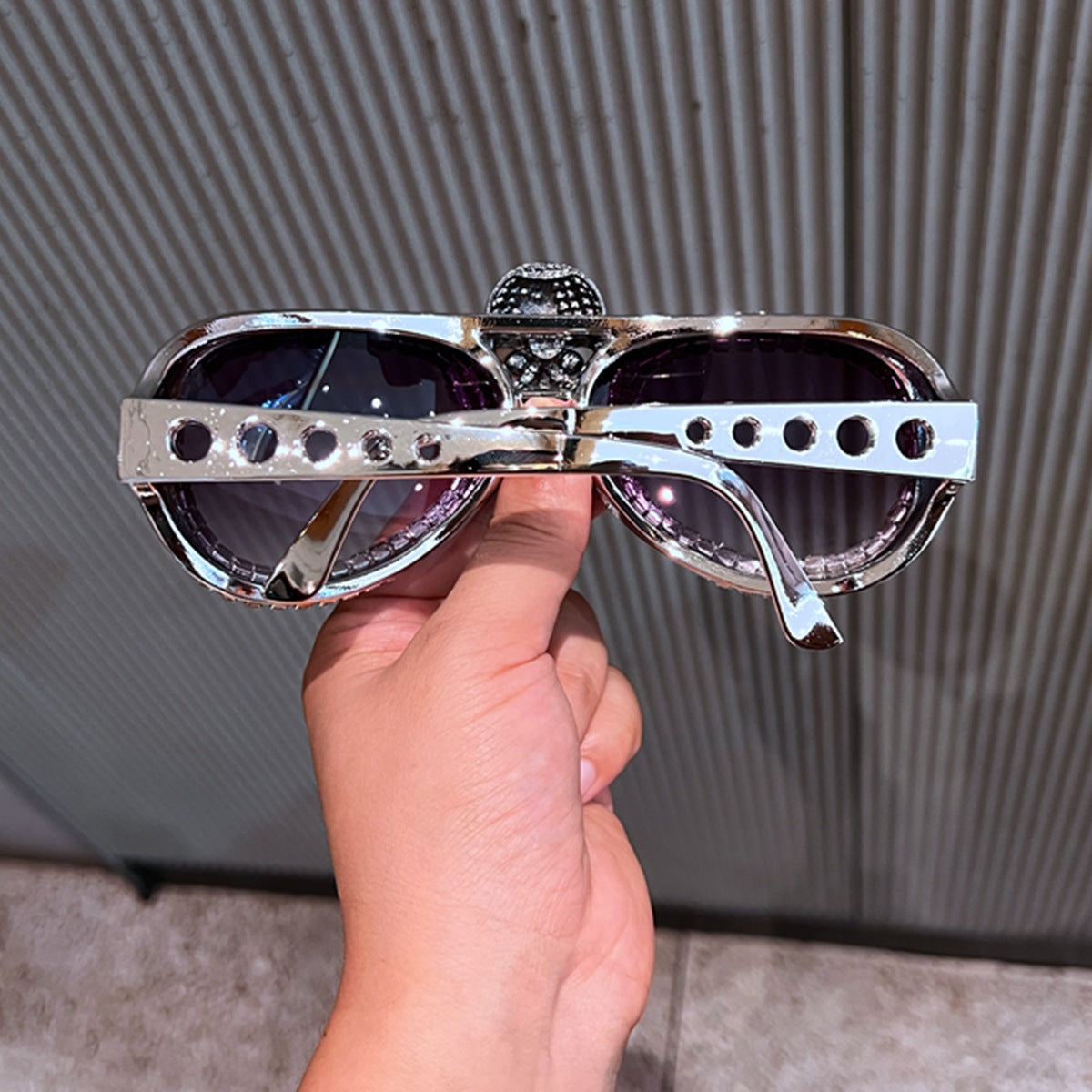 Damen Statement-Sonnenbrille mit auffälligem Totenkopf-Design und funkelndem Kristallbesatz Karnz