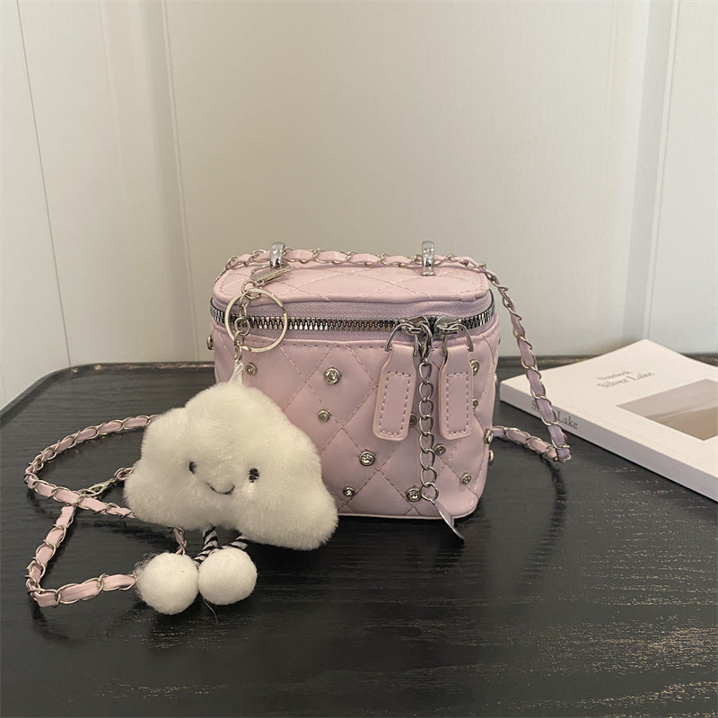 Gepufferte Mini-Handtasche mit Kettendetail