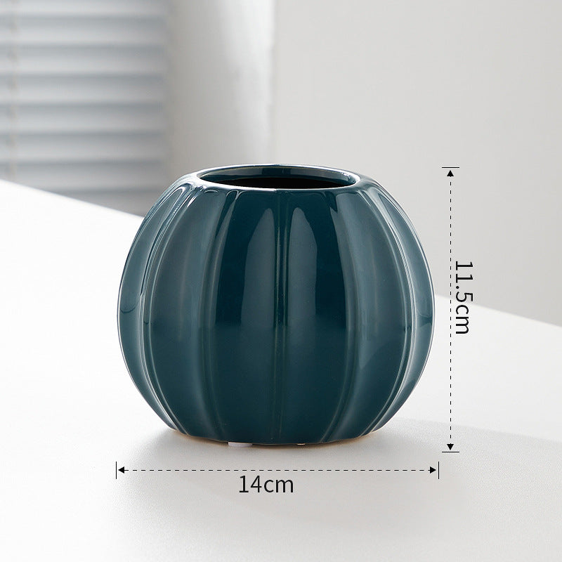 Dekorative Keramikvase mit modernem Rillenmotiv Karnz