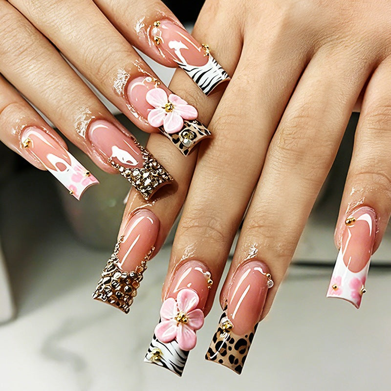 Glamouröse Kunstnagelset mit floralen und tierischen Designs Karnz