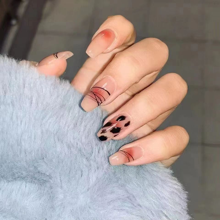 Künstlerische abstrakte Nail Art Karnz