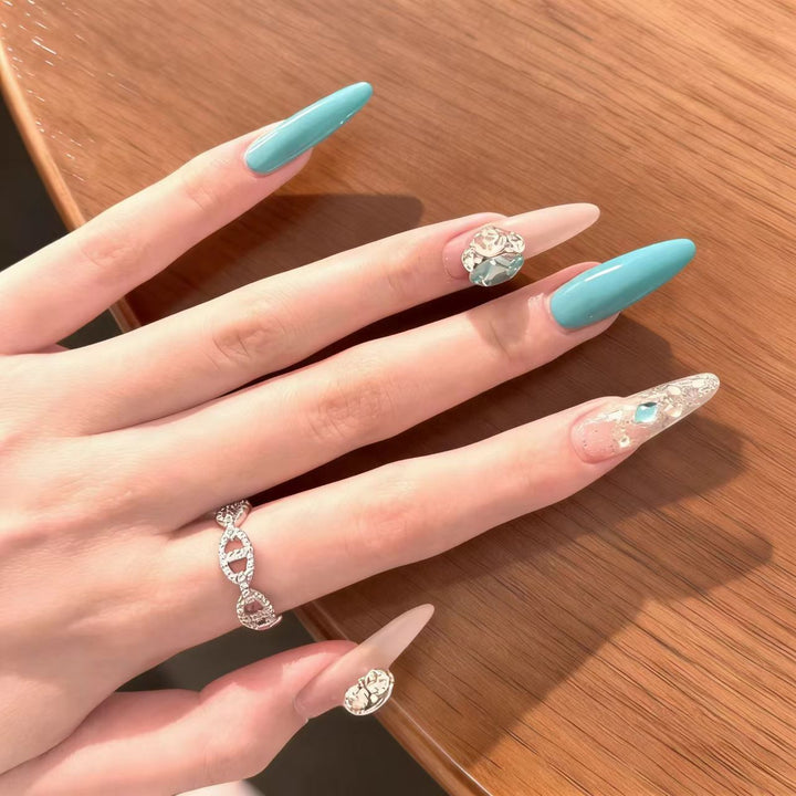 Glänzende elegante Nagelkunst
