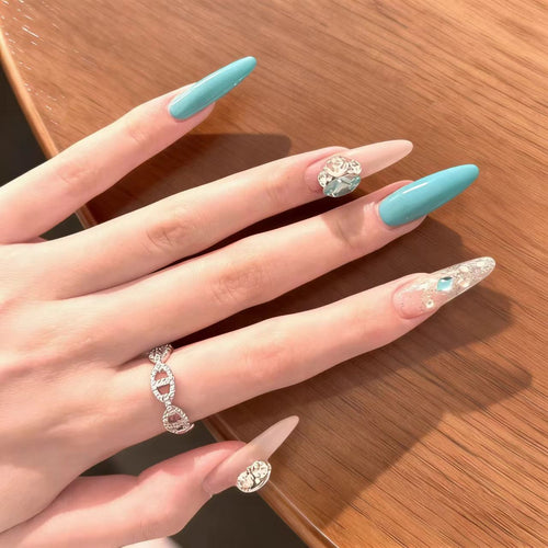 Glänzende elegante Nagelkunst