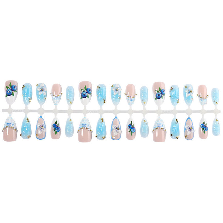 Kunstnagelset mit floralen Akzenten und glitzernden Details Karnz