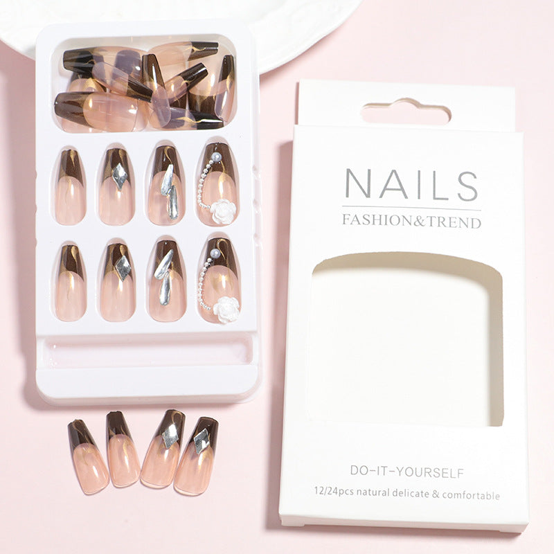 Dekorativer Press-On-Nagelset mit 3D-Akzenten Karnz