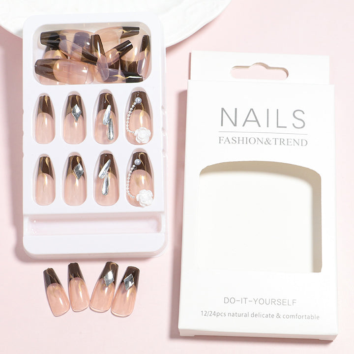 Dekorativer Press-On-Nagelset mit 3D-Akzenten Karnz