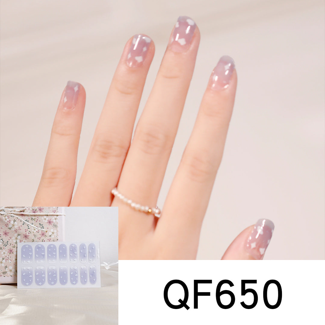 Künstliche Nagelkunst mit herzförmigen Designs und sanften Farbverläufen Karnz