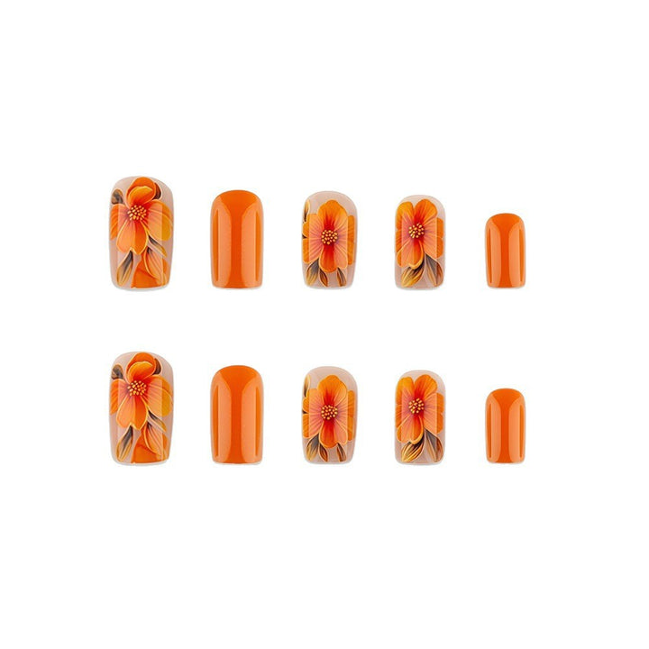 Kunstvolle Nagelgestaltung mit Floralen Motiven Karnz