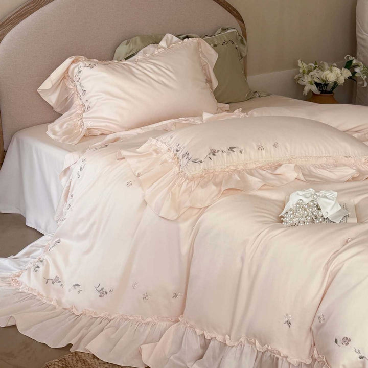 Elegantes Bettwäscheset aus Baumwollsatin mit Rüschen, zarter Blumenstickerei und Volant