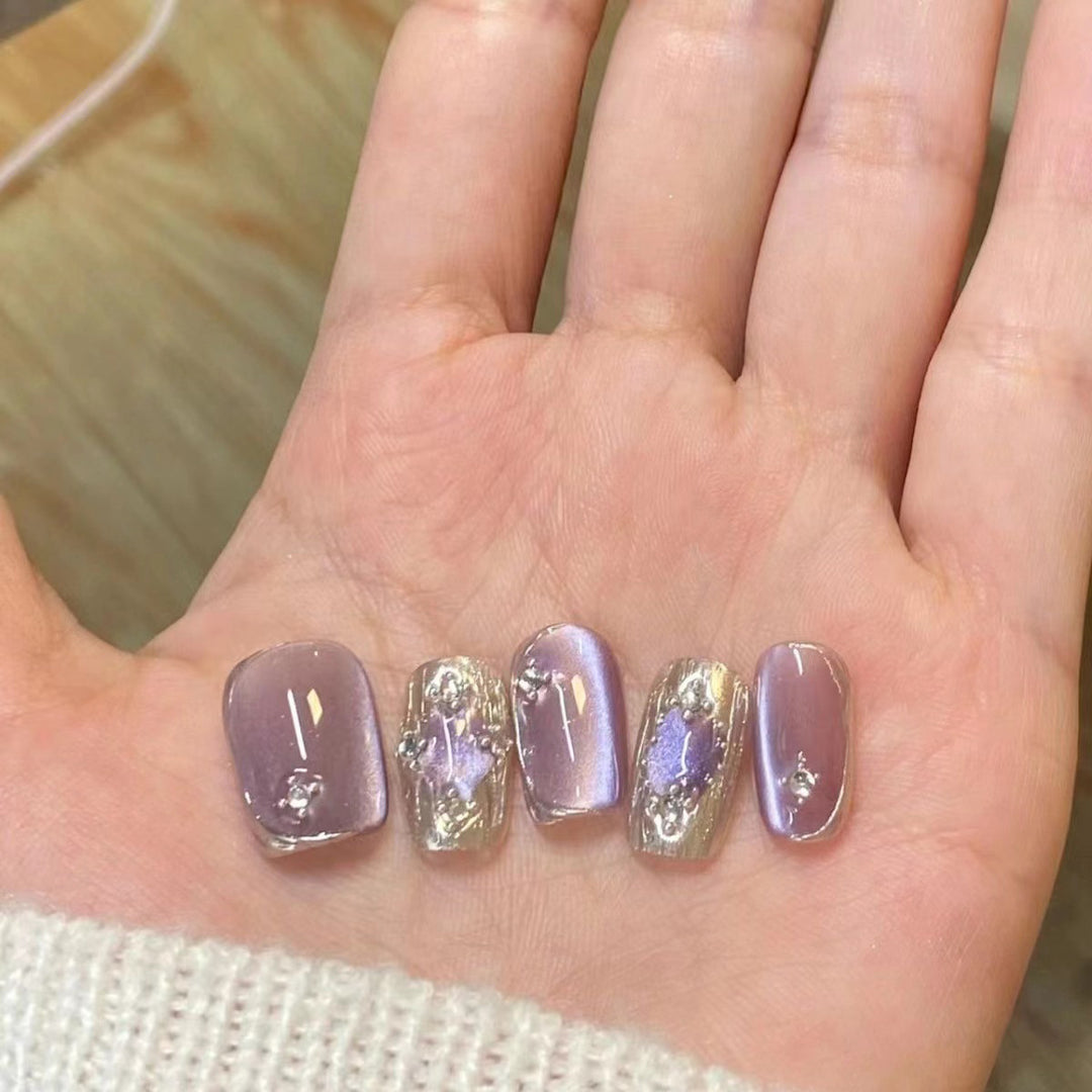 Elegantes Press-On Nail Set mit künstlerischem Metallic-Design Karnz
