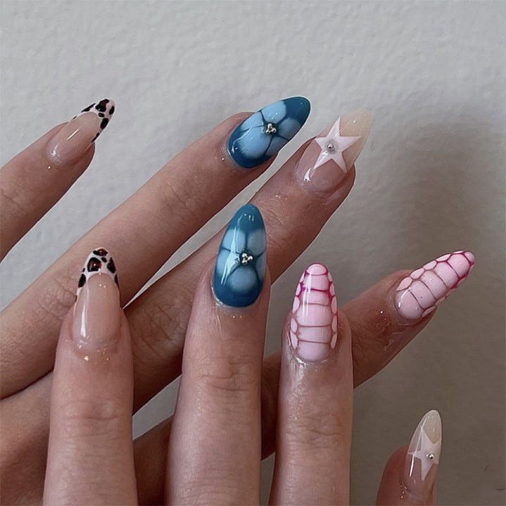 Kunstvolle Stiletto-Nägel mit einzigartigen 3D-Design Karnz