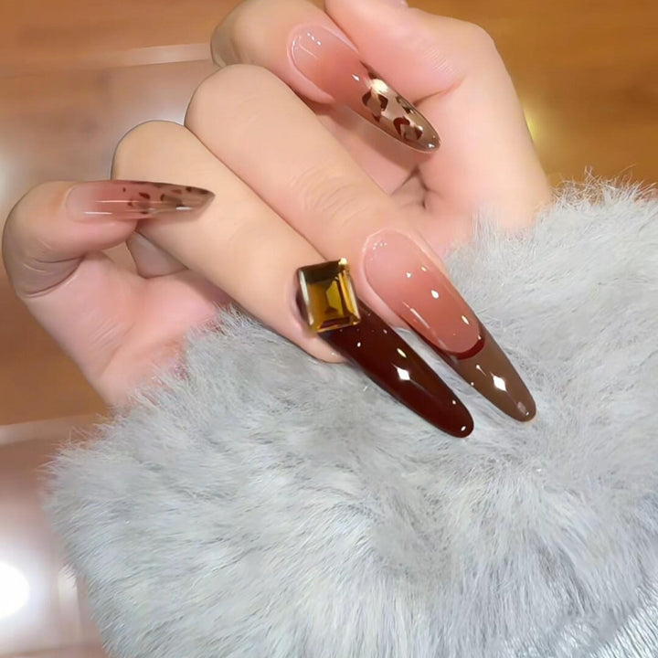 Kunstnägel mit Elegantem Glitzer- und Goldakzentdesign Karnz