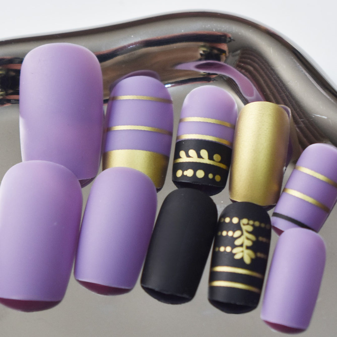 Trendige Press-On Nagelkunst mit dekorativen Goldakzenten Karnz