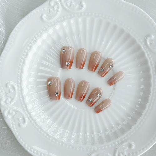 Elegantes Press-On-Nagelkunst-Set mit Strass und Ombre-Design