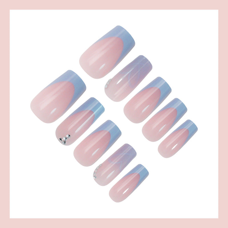 Kunstnagelset mit romantischen Herz-Designs und glamourösen Akzenten Karnz