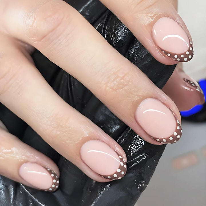 Kunstnagelset mit eleganten französischen Spitzen und dezenten Punkten Karnz