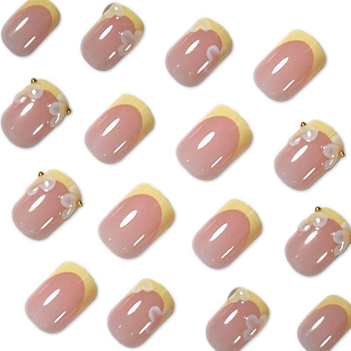 Dekoratives Press-On Nagelkunstset mit floralen Akzenten Karnz