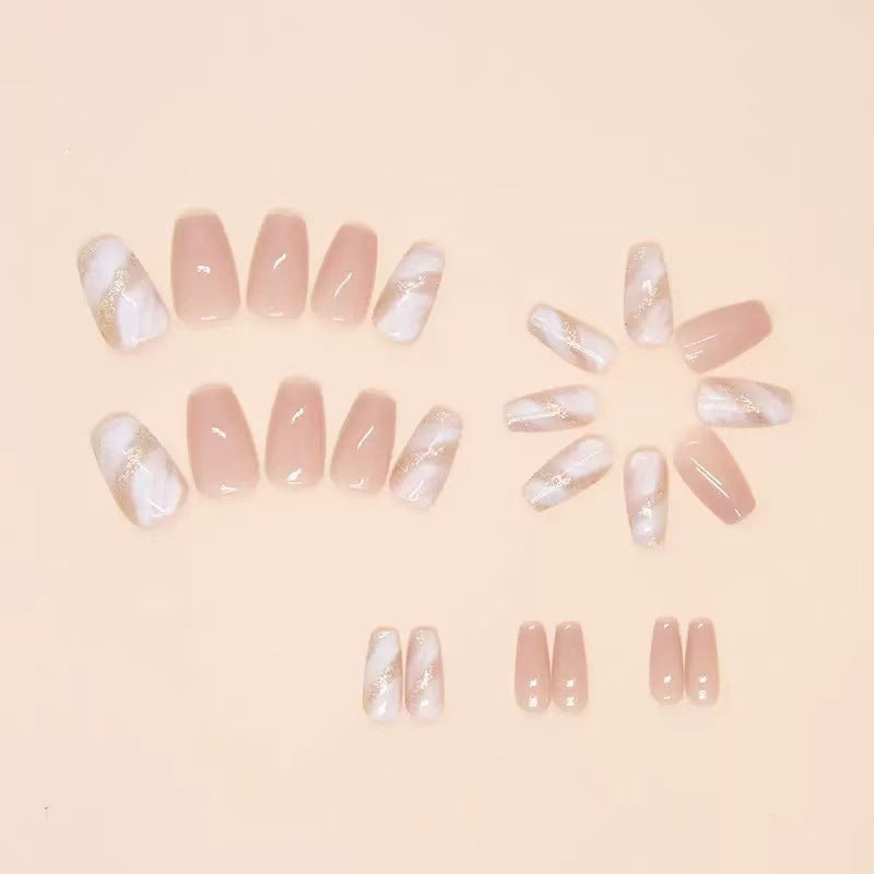 Elegante Kunstnagelspitzen mit glänzenden Goldakzenten Karnz