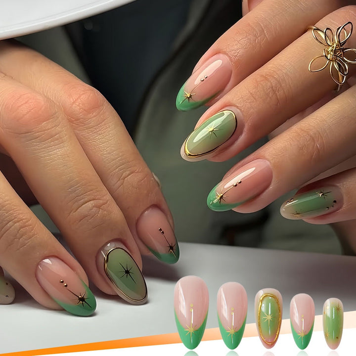 Künstlerische Gel-Nagelverstärkungen mit goldenen Akzenten Karnz