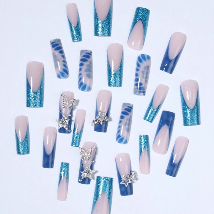 Glamouröse Kunstnagelspitzen mit verzierten Sternen und Glitzer Karnz