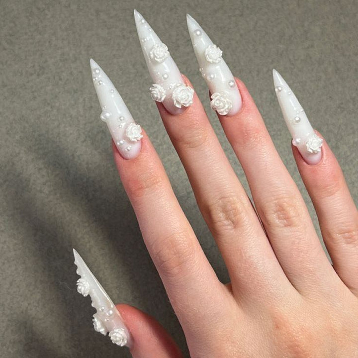 Elegante floral-verzierte Stiletto Press-On Nägel Karnz
