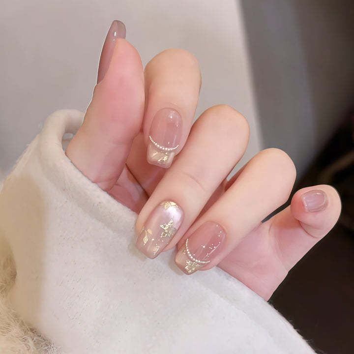 Kunstnägel mit Eleganten Goldmotiven Karnz
