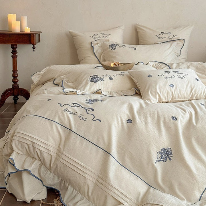 Baumwoll-Musselin Bettwäscheset mit zarter Blumenstickerei, Volant und atmungsaktivem Finish