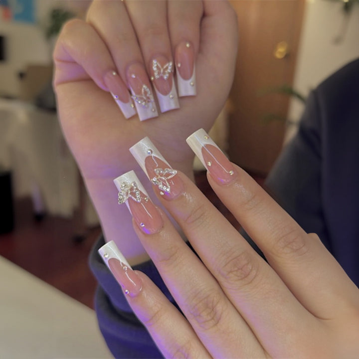 Kunstnagelset mit luxuriösem Glitzer und zarten Blumenmotiven Karnz