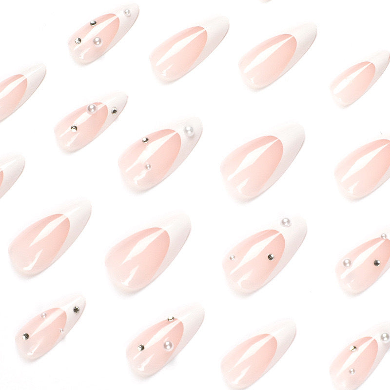 Kunstnagelset mit luxuriösen 3D-Akzenten und Glitzerverzierungen Karnz