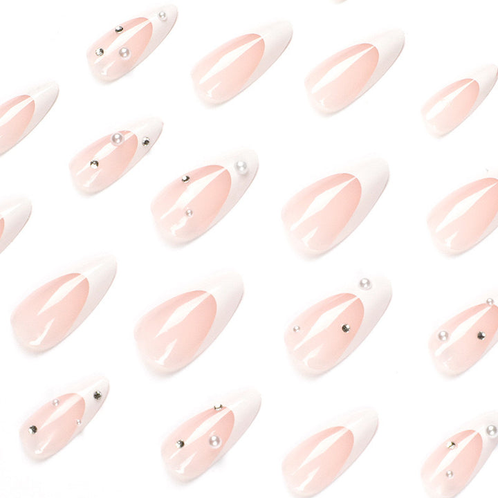 Kunstnagelset mit luxuriösen 3D-Akzenten und Glitzerverzierungen Karnz