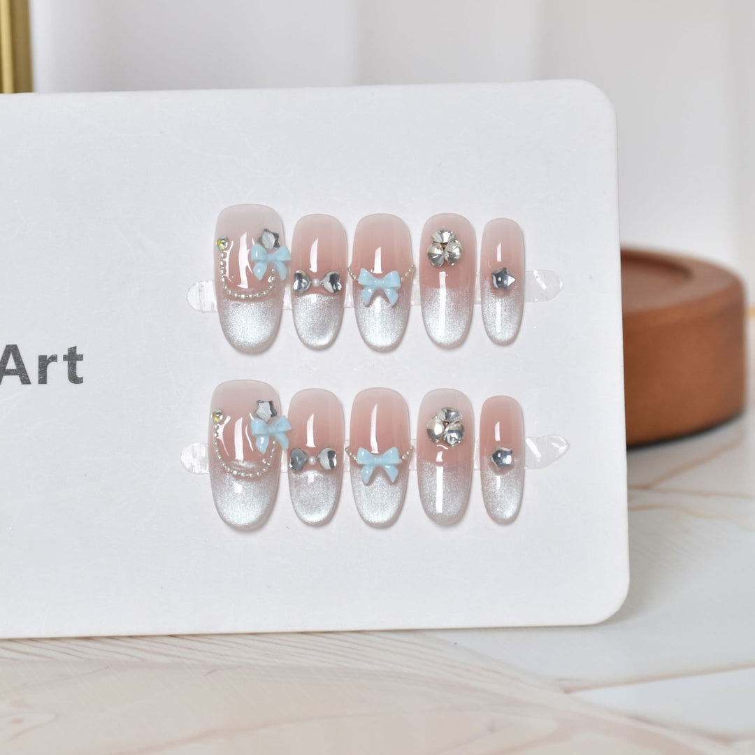 Dekorative Press-On Nagelkunst mit 3D Akzenten Karnz